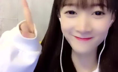 小姐姐歌声甜美,小姐姐演绎动人旋律
