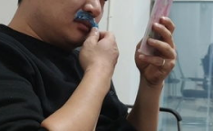 网红拔胡子,趣味横生，网友热议不断