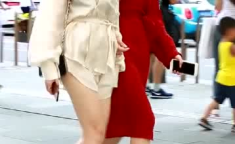 街头见小姐姐卖围巾,小姐姐热销围巾，冬日暖意浓